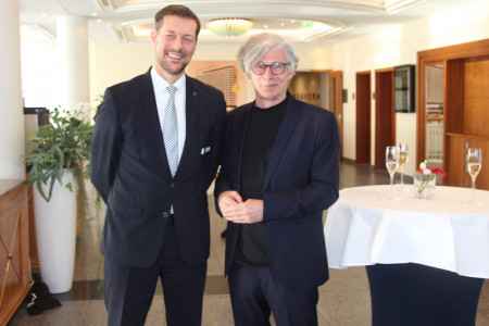 General Manager Guido Zöllick mit Künstler Joerg Waehner (r.) bei der heutigen Ausstellungseröffnung im Hotel Neptun.//Foto: Silke Greven