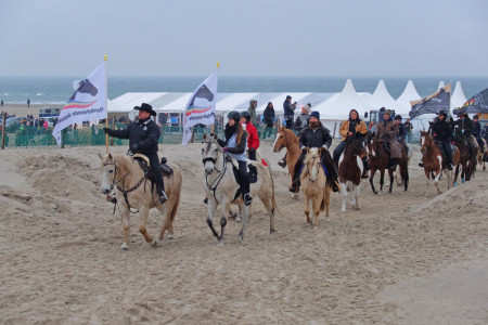 Die Pferdefreunde Ostseeküste gehören zu einem jeden Warnemünder Wintervergnügen. Am Veranstaltungssonnabend ab 14.00 Uhr laden sie zum großen Umzug durch den Ort.
