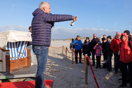 DJ Jörg Mandel freute sich über die rege Beteiligung bei der Versteigerung und 30 Strandkörbe kamen unter seinen Hammer.
