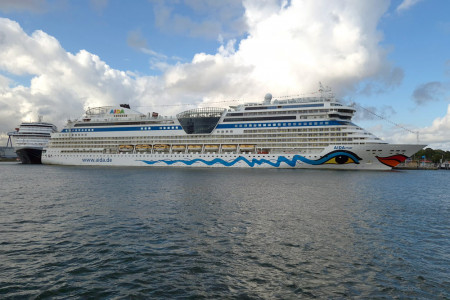 „Volle Hütte“ heute am Warnemünder Passagierkai: am Liegeplatz 7 „AIDAmar“, dahinter am Liegeplatz 8 die „Rotterdam“…