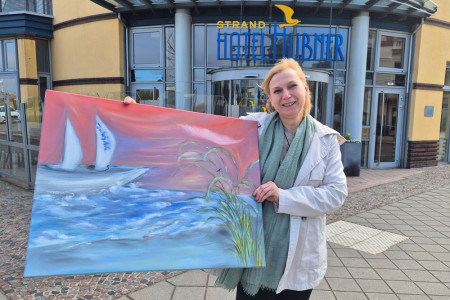 K&uuml;nstlerin Jana Dostal vor dem Strand-Hotel H&uuml;bner, wo sie aktuell ihre Ausstellung &bdquo;Meer der Gef&uuml;hle&ldquo; pr&auml;sentiert.