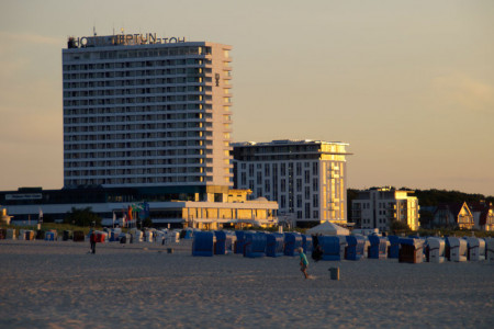 Das Warnemünder Hotel Neptun lädt zum Public Viewing mit Gerd Kische. Das Warnemünder Hotel Neptun lädt zum Public Viewing mit Gerd Kische.