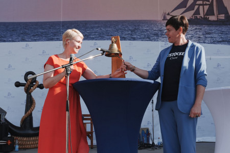 Ministerpr&auml;sidentin Manuela Schwesig und Oberb&uuml;rgermeisterin Eva-Maria Kr&ouml;ger er&ouml;ffnen die 35. Hanse Sail//Foto: Holger Martens