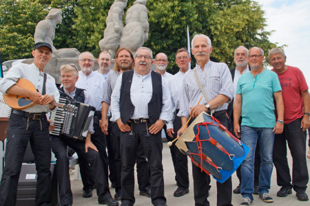 Gemeinsam mit Jörg Bludau von der Veranstaltungsagentur KVS (2.v.r.) versammeln sich die Breitlings zum Gruppenfoto vor der Plastik "Lotsenehrung" von Reinhard Dietrich. Gemeinsam mit Jörg Bludau von der Veranstaltungsagentur KVS (2.v.r.) versammeln sich die Breitlings zum Gruppenfoto vor der Plastik "Lotsenehrung" von Reinhard Dietrich.