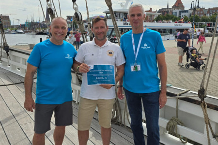 Der Hanse Sail Verein übergab eine Spende an die Crew der „Pascual Flores“ für ausgefallene Einnahmen durch Ausfahrten nach Motorschaden.//Foto: Horst Greinert Der Hanse Sail Verein übergab eine Spende an die Crew der „Pascual Flores“ für ausgefallene Einnahmen durch Ausfahrten nach Motorschaden.//Foto: Horst Greinert