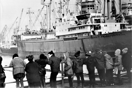 1)	Schüler im Seehafen am 18. November 1970