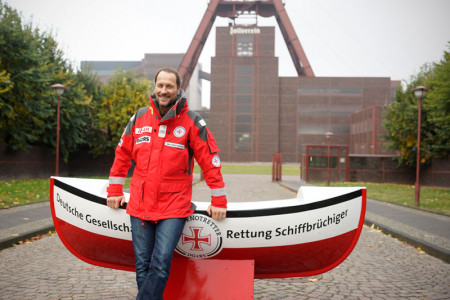 Der Schauspieler und diesjähriger „Bootschafter“ der Seenotretter Markus Knüfken stellte die Einsatz-Zwischenbilanz der Öffentlichkeit vor.