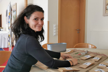 Christin Püngel ist Mitarbeiterin in der Verkaufsabteilung des Hübner Hotels Warnemünde. Sie ist mit der Zusammenstellung der Selfmade-Adventskalender befasst. 