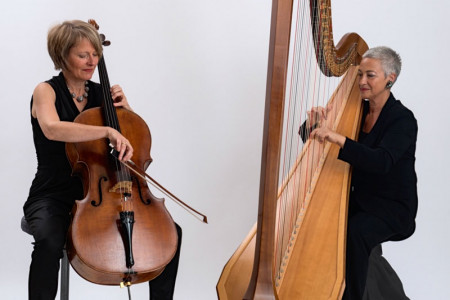 Das Duo Pavane – Friederike Fechner, Violoncello, und Marina Paccagnella, Harfe – gibt am Sonnabend in der Warnemünder Kirche ein Konzert.
