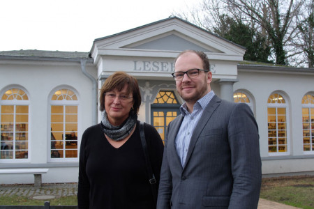 Senator Steffen Bockhahn und KOE-Mitarbeiterin Veronika Schell bei der Neueröffnung der Lesehalle Warnemünde.