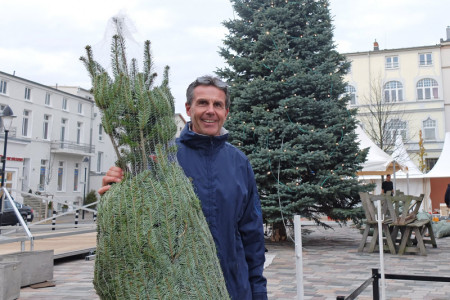 „Wir haben auch wieder viele schöne Weihnachtsbäume im Angebot“, wirbt der Warnemünder Michael Paasch. Er und seine Mitstreiter vom Handels- und Gewerbeverein initiieren alljährlich das weihnachtliche Geschehen auf dem Kirchenplatz.