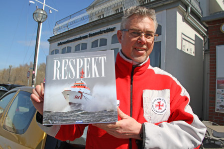 Der Leiter des Warnemünder Seenotretter-Infozentrums präsentiert den DGzRS-Bildband "Respekt".