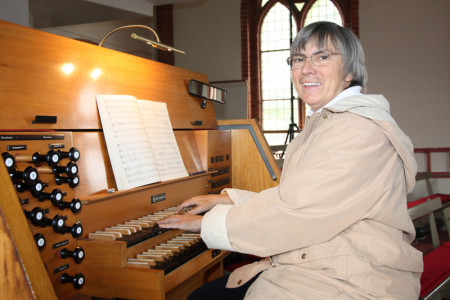 Christiane Werbs war viele Jahre die Leiterin der Warnemünder Kantorei. Zum Orgel-Jubiläum ließ sie sich nicht nehmen, selber die Register zu ziehen.
