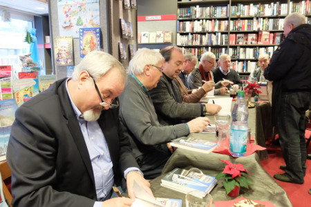 Unterschreiben und Abstempeln im Akkord: Klaus Möller, Gerhard Lau und Wilfried Steinmüller im Vordergrund der elfköpfigen Signierrunde zum Verkaufsstart des 20. Tidingsbringer.