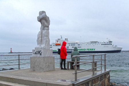 1998 hat Werner Stötzer die abstrakte Plastik „Große Stehende“ geschaffen. Die zweieinhalb Meter hohe Figur symbolisiert eine Seemannsfrau, die um die auf Seegebliebenen trauert und hat ihren Platz auf der Warnemünder Westmole.