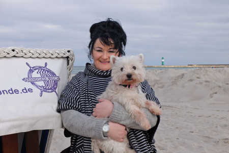 "Endlich wieder an den Strand", freuen sich Franziska Treichel und Hündchen "Janne".