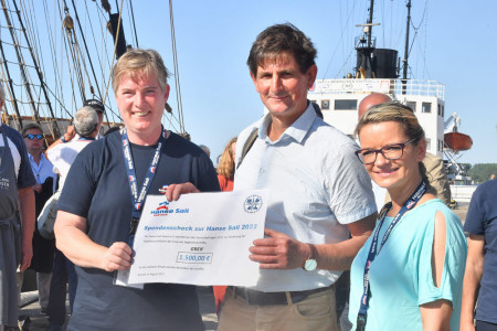 2022 hat unter anderem das Team des Traditionsschiffes "Greif" von der kommissarischen Hanse-Sail-Chefin Bettina Fust (r.) eine Spende übergeben bekommen.