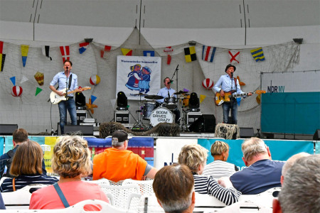 Versetzte das Publikum musikalisch zurück in die 50er- und 60er-Jahre: die Band „Boom Drives Crazy".//Foto: Katrin Heidemann