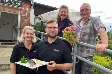 Anne-Kathrin Andolfi und Marcus Graetz (vorn) betreiben die Vereinsgaststätte „Landkombüse Am Moor“ mit Veranstaltungssaal. Heike Anna Hildebrandt (hinten) erarbeitete die Bewerbungsunterlagen und Schatzmeister Ondra Kitzerow ist stolz auf den Landessieg.//Foto: Maria Pistor