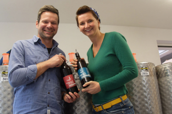 Sylvia Joeck und Henry Gidom von der Warnemünder Brauerei Hoppen un Molt eröffnen in der Warnemünder Alexandrinenstraße ein eigenes Ladengeschäft. 