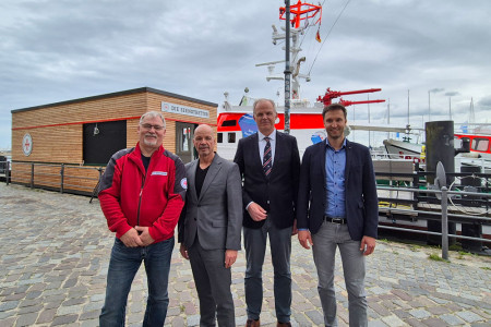 Der sanierte und modernisierte Liegeplatz 23 im Alten Strom und das neue Betriebsgebäude der Deutschen Gesellschaft zur Rettung Schiffbrüchiger (DGzRS) wurden heute offiziell durch Mario Lange, erster Vormann der „Arkona“, Hafensenator Chris von Wrycz Rekowski, DGzRS-Geschäftsführer Nicolaus Stadeler und Hafenkapitän Falk Zachau (v. l.) in Betrieb genommen.
