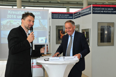 Jens A. Scharner (l.), Geschäftsführer der Hafen-Entwicklungsgesellschaft Rostock und Flughafen-Chef Dr. Rainer Schwarz freuen sich über die gelungene Kooperation.