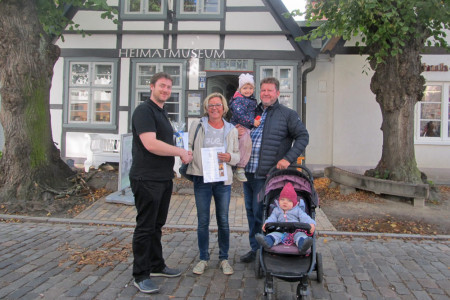Museumsleiter Christoph Wegner begrüßte Ina Horbrlant als 10. 000. Besucherin des Jahres. Begleitet wurde die Lehrerin von Ehemann Olaf und den Enkelinnen Mara (3) und Hedi (1).