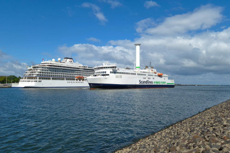 Die Scandlines Hybridfähre "Berlin" beim Einlaufen in den Rostocker Seekanal.