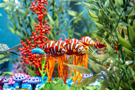 Ein farbenfrohes Korallenriff aus Playmobil begeistert in der Sonderausstellung im Zoo Rostock und l&auml;dt kleine wie gro&szlig;e Besucher zum Staunen, Entdecken und Eintauchen in die faszinierende Unterwasserwelt ein.//Foto: Zoo Rostock/ Matthias Dr&uuml;bbisch