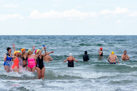 Silke Bandilla (vorne) dokumentiert den Ausflug ins kühle Nass mit ihrer Familie und Freunden des Vereins Rostocker Seehunde. Silke Bandilla (vorne) dokumentiert den Ausflug ins kühle Nass mit ihrer Familie und Freunden des Vereins Rostocker Seehunde.