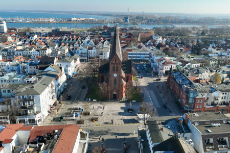 Zwischen Ostseebrise und Baustellenlärm: Warnemündes Baugeschehen geht auch 2026 munter weiter.//Foto: Taslair Zwischen Ostseebrise und Baustellenlärm: Warnemündes Baugeschehen geht auch 2026 munter weiter.//Foto: Taslair
