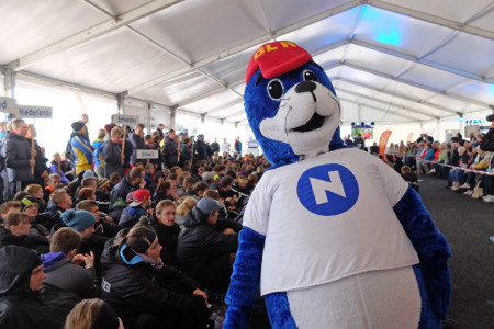 Das DLRG-Maskottchen "Nobbi" überwacht die Eröffnung des 20. DLRG-Cup im Veranstaltungszelt der Sport & Beacharena. Das DLRG-Maskottchen "Nobbi" überwacht die Eröffnung des 20. DLRG-Cup im Veranstaltungszelt der Sport & Beacharena.