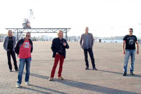 Die norddeutsche Rolling-Stones-Coverband Heart of Stones spielt bei der großen Rolling Stones-Tribute-Show im Warnemünder Hotel Neptun. Die norddeutsche Rolling-Stones-Coverband Heart of Stones spielt bei der großen Rolling Stones-Tribute-Show im Warnemünder Hotel Neptun.