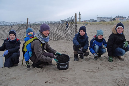 Sammeln schon zum fünften Mal Silvestermüll am Strand: EUCC-Geschäftsführerin Nardine Stybel und die Kinder Jonas, Linda, Helge, Bero und Oswin.