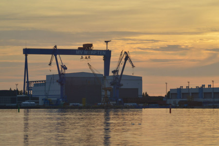 Heute wurde in Warnemünde ein Eckpunktepapier unterzeichnet, wonach auf einer 20 Hektar großen Fläche des Marinearsenals Warnowwerft Konverter-Plattformen für Offshore Windparks gebaut werden können.