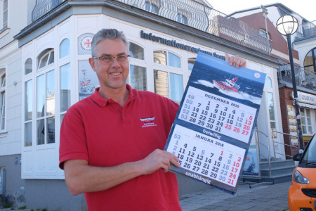 Der Leiter des Seenotretter-Infozentrums Warnemünde, Jörg Westphal, präsentiert den Kalender 2016.