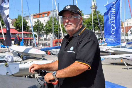 Mit voller Energie am Ruder: Warnemünder-Woche-Chairman Ralf Bergel hat alle Hände voll zu tun, um auch die Meisterschaftswoche sicher in den Hafen zu bringen.//Foto: : Katrin Heidemann