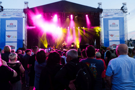 Die Skylight Stage z&auml;hlt zu den musikalischen Hotspots der 35. Hanse Sail. Mit Auftritten von Michael Schulte, Das Bo und weiteren K&uuml;nstlerinnen und K&uuml;nstlern verspricht die Hauptb&uuml;hne beste Festivalstimmung direkt am Wasser.//Holger Martens