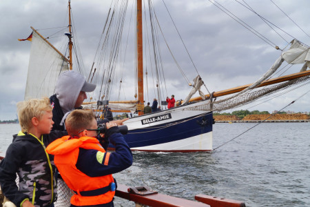 Einmal das Steuer in der Hand, den Wind im Gesicht und das Meer im Blick – Sail4Kids schenkt Kindern und Jugendlichen unvergessliche Momente an Bord eines Traditionsseglers.//Foto: TZRW/ Amelie Goldbecher
