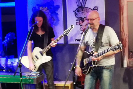 Der Ausnahmegitarrist Peter Schmidt (r.), hier gemeinsam mit Adrian Dehn, wird das 150. Konzert aus der beliebten Veranstaltungsreihe Ringelnatz-Rock in Warnemünde bestreiten.