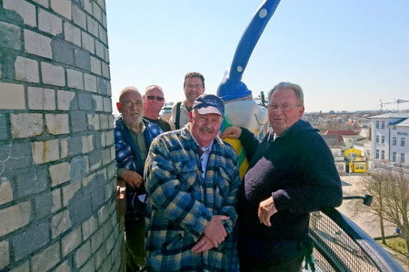 Haben in den vergangenen drei Wochen den Leuchtturm aufgehübscht: Wilfried Schroeder, Rüdiger Kohtz, Andreas Herpoldt, Manfred Damböck und Frank Mangelsdorf (v.l.).