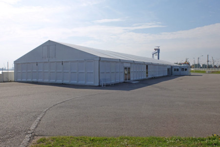 In diesem Zelt werden noch bis zum 17. Oktober die Passagiere am Liegeplatz P8 abgefertigt.
