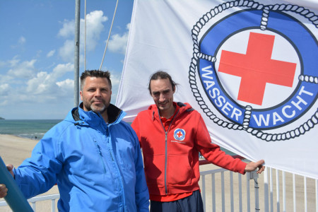 Strandvogt Jürgen Förtsch und Wasserwacht-Koordinator Manuel Brumme starten gemeinsam in die neue Strandsaison.