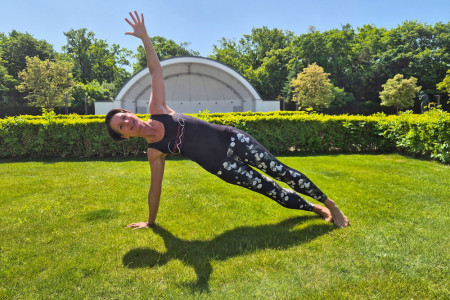 Yogalehrerin Corinna Lange von Yogameer genie&szlig;t die besondere Atmosph&auml;re im Warnem&uuml;nder Kurhausgarten &ndash; hier wird der Sommer wieder zur Open-Air-Yoga-Saison.