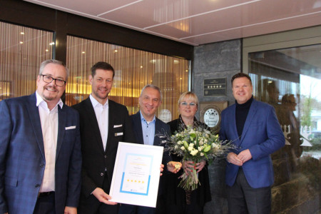 Matthias Dettmann, Hauptgeschäftsführer Dehoga MV, Guido Zöllick, General Manager Hotel Neptun, Gianluca Innocenti, Stellvertretender Hoteldirektor Hotel Neptun, Kerstin Pingel-Scheydt, Logis Managerin im Hotel Neptun sowie Lars Schwarz, Präsident Dehoga MV (v.l.) bei der Verleihung der höchsten Sterne-Klassifizierung durch den Deutschen Hotel- und Gaststättenverband.//Foto: Silke Greven Matthias Dettmann, Hauptgeschäftsführer Dehoga MV, Guido Zöllick, General Manager Hotel Neptun, Gianluca Innocenti, Stellvertretender Hoteldirektor Hotel Neptun, Kerstin Pingel-Scheydt, Logis Managerin im Hotel Neptun sowie Lars Schwarz, Präsident Dehoga MV (v.l.) bei der Verleihung der höchsten Sterne-Klassifizierung durch den Deutschen Hotel- und Gaststättenverband.//Foto: Silke Greven