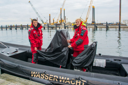 Rettungsschwimmer Georg Steinhäuser und Jannis Eike Reck (v.l.) bereiten das Rettungsboot „Wotan“ für das Winterquartier vor.