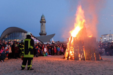 Das große Osterfeuer am Strand von Warnemünde wird durch die Kameraden der Freiwilligen Feuerwehr entzündet und gehört zu den österlichen Veranstaltungshöhepunkten.
