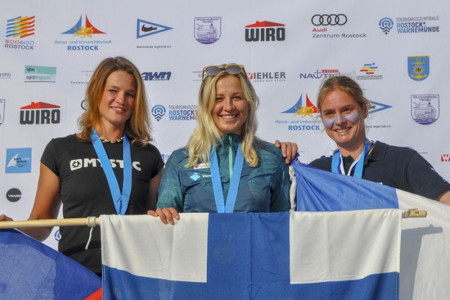 Die Top 3 der Raceboard-WM in der Damenwertung: Weltmeisterin Aleksandra Blinnikka (m.), 2. Jana Slivova (l.), 3. Viviane Ventrin.