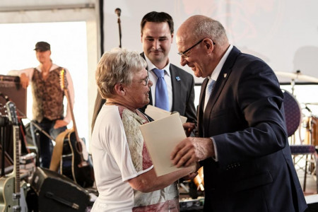 Inge Regenthal wurde, für sie überraschend, vom Oberbürgermeister der Hansestadt Rostock für ihre jahrelange Tätigkeit im Warnemünde Verein geehrt.