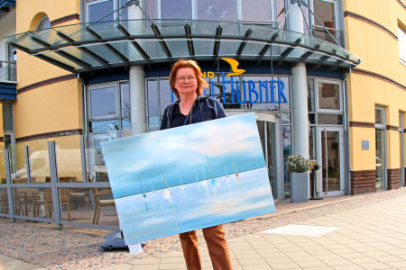 Zum dritten Mal stellt ChrisTine Löwa aus Travemünde jetzt im Strand-Hotel Hübner aus. Dieses großformatige Ölgemälde trägt den Titel „Morgenstimmung“.